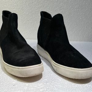Steve Madden black suede Ankle boots with rubber sole, 8.5